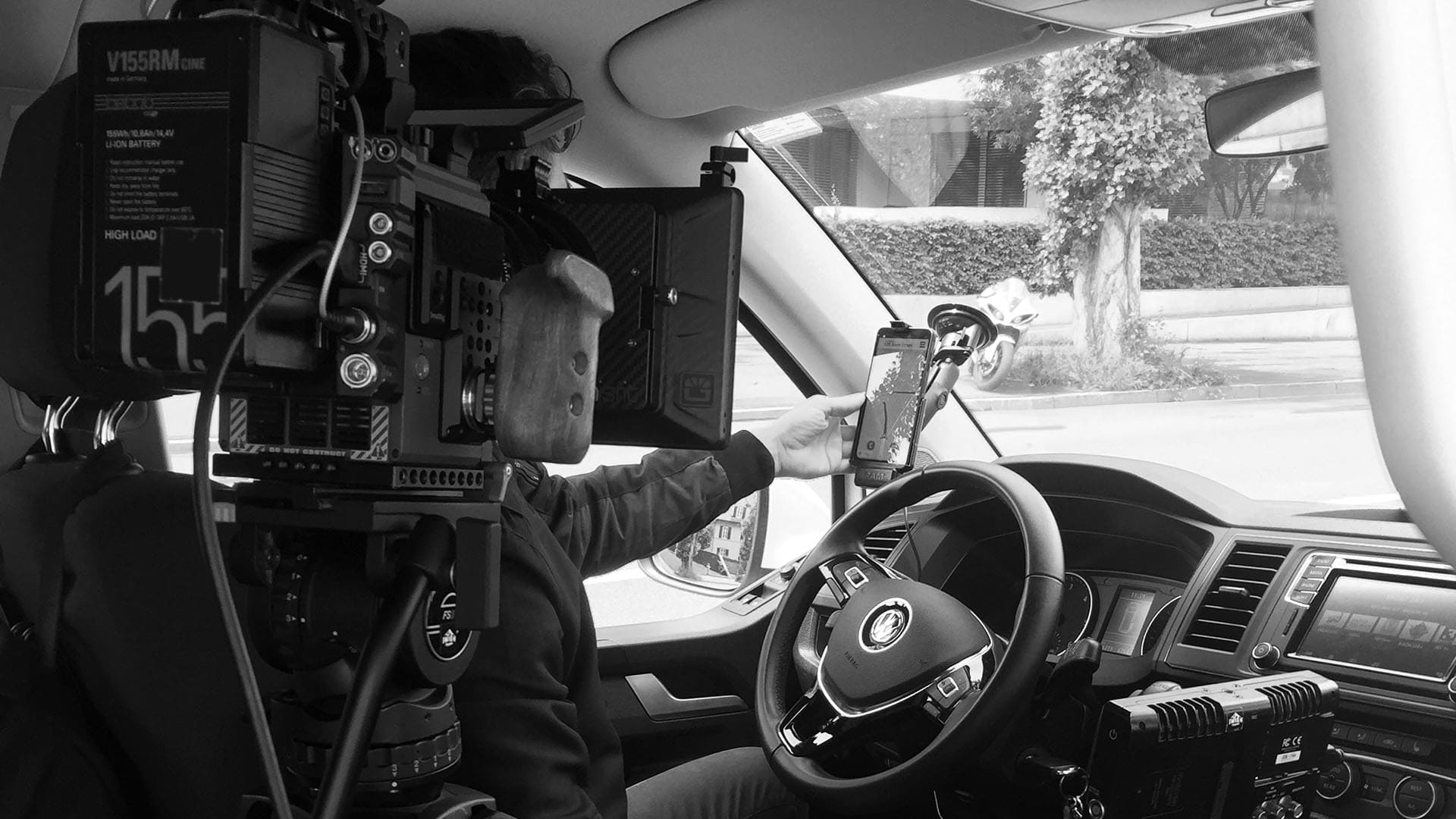 Behind-the-Scenes Foto von einer Werbespot Videoproduktion im Auto.